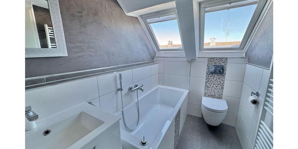 Tageslichtbad mit Wanne (DG)