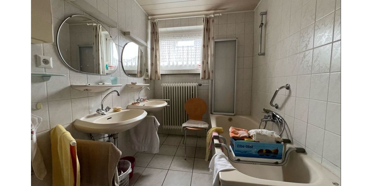 Bad mit Wanne