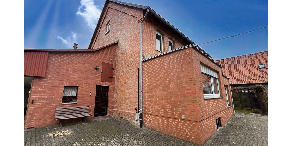 mit KI verändert - Wohnhaus mit angrenzendem Wirtschaftsraum