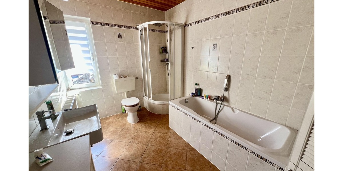 Tageslichtbad mit Wanne und Dusche (OG)
