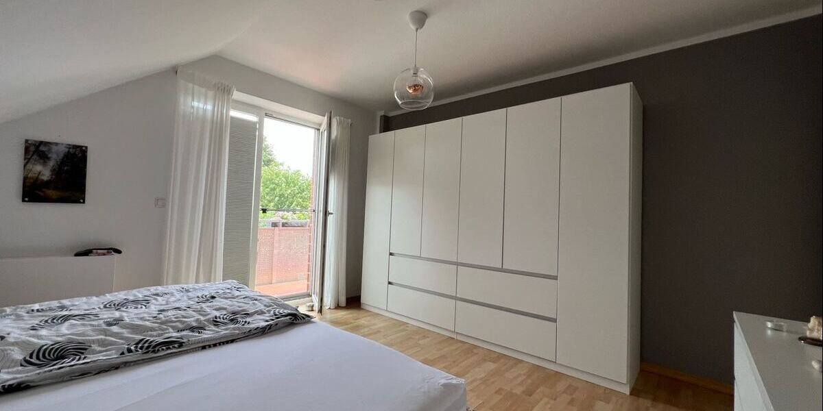 Schlafzimmer (ebenfalls mit Zugang zum Balkon)