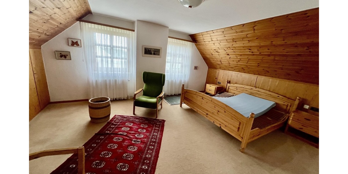 Schlafzimmer mit Einbauschränken (DG)