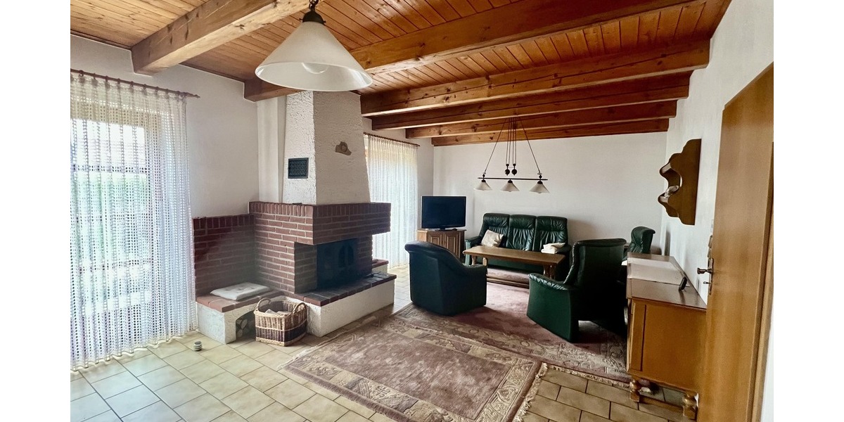 Wohnzimmer mit Kamin und