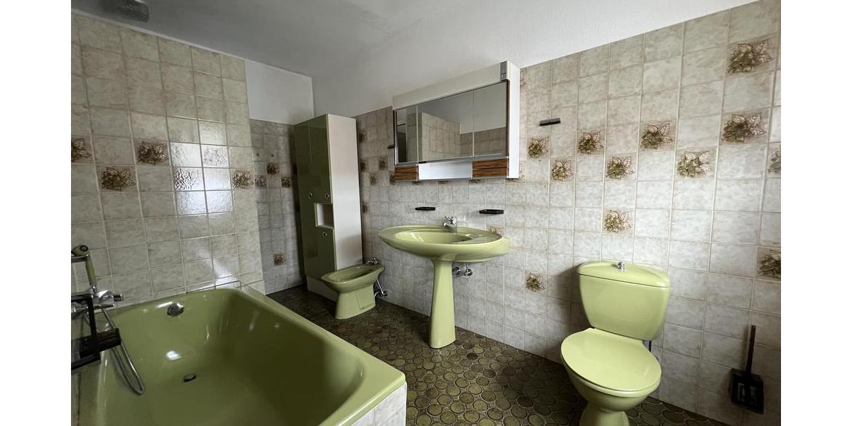 Badezimmer Wanne/Dusche im OG