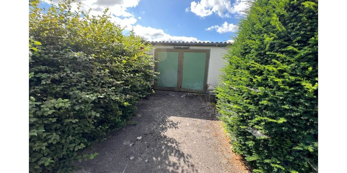 Garage mit Zugang zum Garten