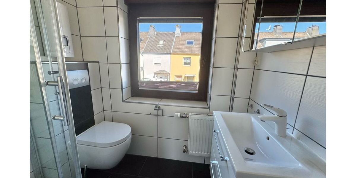 Tageslichtbad mit Dusche (OG)