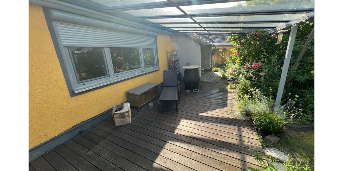 überdachte Terrasse mit Sonnenschutz