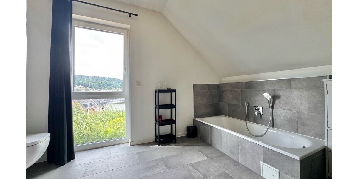 Tageslichtbad mit Wanne und Dusche (DG)